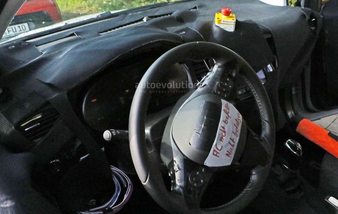 Первые фото салона Opel Meriva